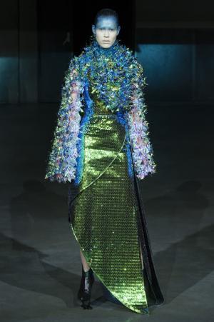 パリコレで魅せた“体から自由に作る”未来のオートクチュール--YUIMA NAKAZATO 中里唯馬 1/2【INTERVIEW】