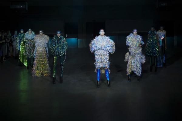 パリコレで魅せた“体から自由に作る”未来のオートクチュール--YUIMA NAKAZATO 中里唯馬 1/2【INTERVIEW】