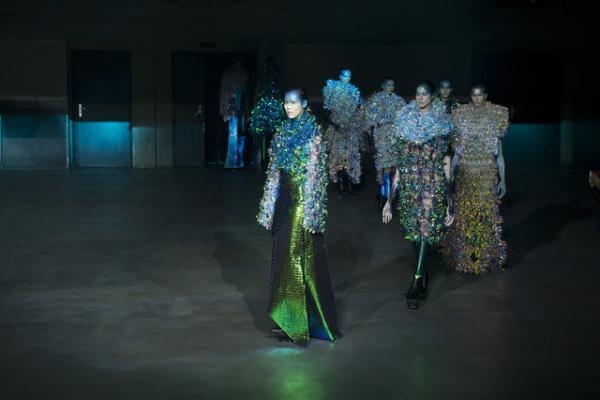 パリコレで魅せた“体から自由に作る”未来のオートクチュール--YUIMA NAKAZATO 中里唯馬 1/2【INTERVIEW】