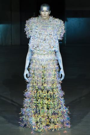 パリコレで魅せた“体から自由に作る”未来のオートクチュール--YUIMA NAKAZATO 中里唯馬 1/2【INTERVIEW】