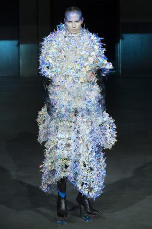 パリコレで魅せた“体から自由に作る”未来のオートクチュール--YUIMA NAKAZATO 中里唯馬 1/2【INTERVIEW】