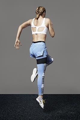 アディダス バイ ステラ・マッカートニー、女性のスポーツシーンをフェミニンかつ躍動的に表現した2016秋冬コレクション