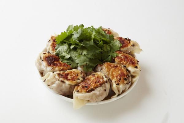 小山薫堂らによる“おいしい応援団5人衆”がプロデュース、全国の極上肉や伝説の餃子、スイーツの名店が集結