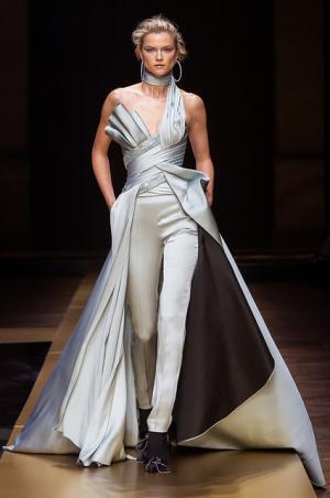 アトリエヴェルサーチ、流動的な彫刻美に身を包む【16-17AWクチュール】