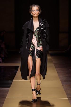 アトリエヴェルサーチ、流動的な彫刻美に身を包む【16-17AWクチュール】