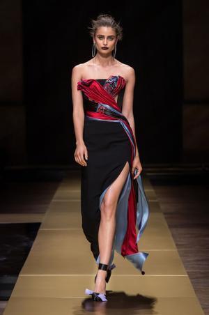 アトリエヴェルサーチ、流動的な彫刻美に身を包む【16-17AWクチュール】