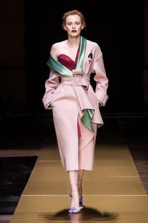 アトリエヴェルサーチ、流動的な彫刻美に身を包む【16-17AWクチュール】