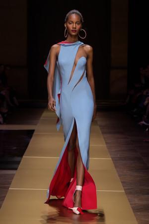 アトリエヴェルサーチ、流動的な彫刻美に身を包む【16-17AWクチュール】