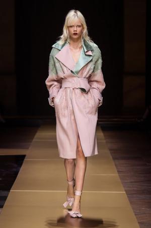 アトリエヴェルサーチ、流動的な彫刻美に身を包む【16-17AWクチュール】