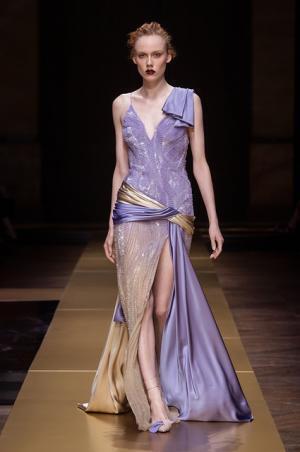 アトリエヴェルサーチ、流動的な彫刻美に身を包む【16-17AWクチュール】