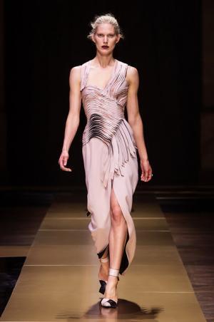 アトリエヴェルサーチ、流動的な彫刻美に身を包む【16-17AWクチュール】