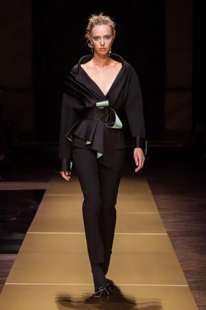 アトリエヴェルサーチ、流動的な彫刻美に身を包む【16-17AWクチュール】