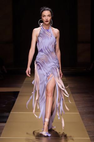 アトリエヴェルサーチ、流動的な彫刻美に身を包む【16-17AWクチュール】