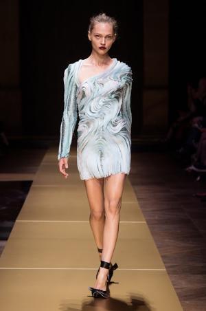 アトリエヴェルサーチ、流動的な彫刻美に身を包む【16-17AWクチュール】