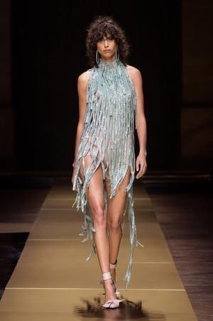 アトリエヴェルサーチ、流動的な彫刻美に身を包む【16-17AWクチュール】