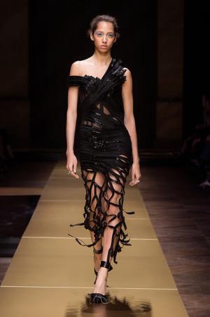 アトリエヴェルサーチ、流動的な彫刻美に身を包む【16-17AWクチュール】