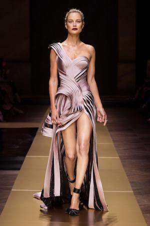 アトリエヴェルサーチ、流動的な彫刻美に身を包む【16-17AWクチュール】