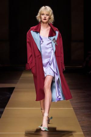 アトリエヴェルサーチ、流動的な彫刻美に身を包む【16-17AWクチュール】