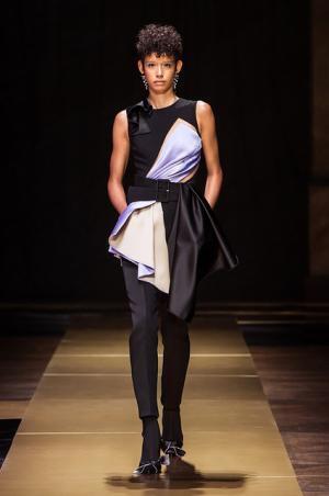 アトリエヴェルサーチ、流動的な彫刻美に身を包む【16-17AWクチュール】