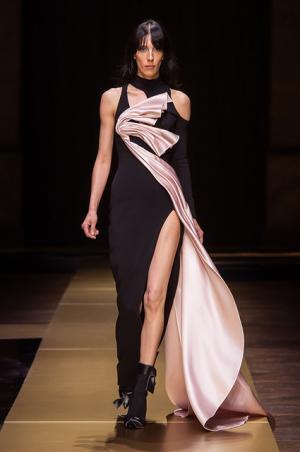 アトリエヴェルサーチ、流動的な彫刻美に身を包む【16-17AWクチュール】