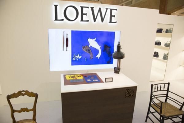 ロエベ170周年記念イベントを日本橋三越で開催。ロゴ入りカフェラテを提供する“ロエベラウンジ”も登場