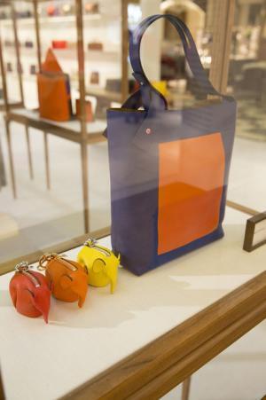 ロエベ170周年記念イベントを日本橋三越で開催。ロゴ入りカフェラテを提供する“ロエベラウンジ”も登場