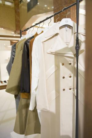 ロエベ170周年記念イベントを日本橋三越で開催。ロゴ入りカフェラテを提供する“ロエベラウンジ”も登場