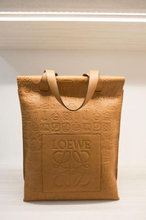 ロエベ170周年記念イベントを日本橋三越で開催。ロゴ入りカフェラテを提供する“ロエベラウンジ”も登場