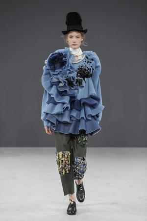 ヴィクター＆ロルフ、アーカイブコレクションの素材を蘇らせる実験【16-17AWクチュール】