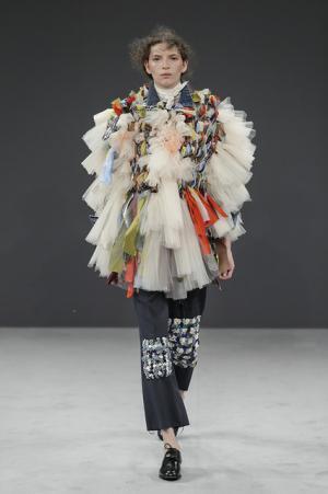 ヴィクター＆ロルフ、アーカイブコレクションの素材を蘇らせる実験【16-17AWクチュール】