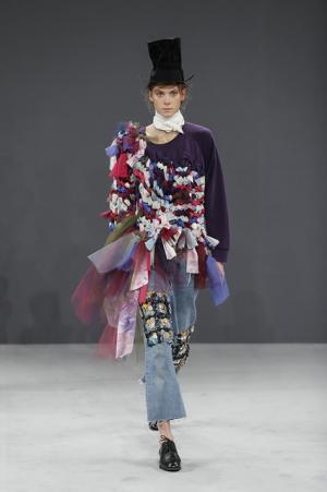 ヴィクター＆ロルフ、アーカイブコレクションの素材を蘇らせる実験【16-17AWクチュール】