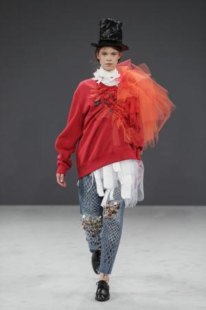 ヴィクター＆ロルフ、アーカイブコレクションの素材を蘇らせる実験【16-17AWクチュール】