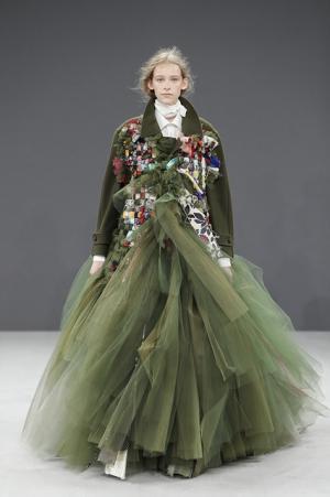 ヴィクター＆ロルフ、アーカイブコレクションの素材を蘇らせる実験【16-17AWクチュール】