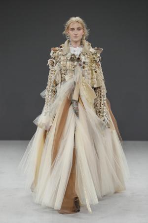 ヴィクター＆ロルフ、アーカイブコレクションの素材を蘇らせる実験【16-17AWクチュール】