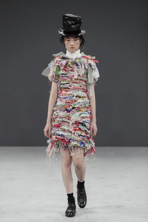 ヴィクター＆ロルフ、アーカイブコレクションの素材を蘇らせる実験【16-17AWクチュール】