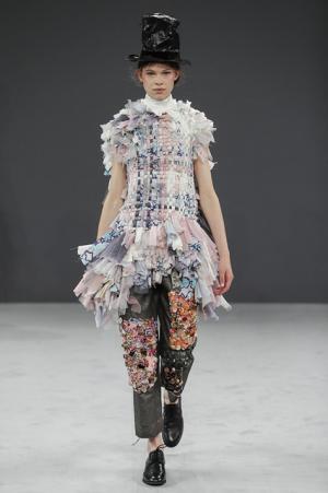 ヴィクター＆ロルフ、アーカイブコレクションの素材を蘇らせる実験【16-17AWクチュール】