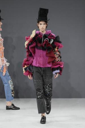 ヴィクター＆ロルフ、アーカイブコレクションの素材を蘇らせる実験【16-17AWクチュール】