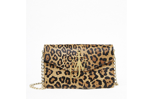 J.W.アンダーソンが新宿伊勢丹でポップアップ、限定アイテムの他バッグをフルラインアップで展開