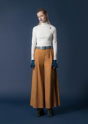 洋服のようなスイムウェアが登場。ワンピーススタイルも充実のパメオ ポーズが新宿伊勢丹でポップアップ