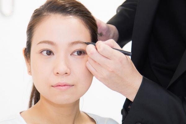 ハッとする“赤”を唇に。SUQQUアーティストがレクチャーするモードメイク【Beauty Method】