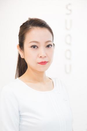 ハッとする“赤”を唇に。SUQQUアーティストがレクチャーするモードメイク【Beauty Method】