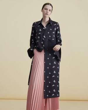 女性の強さと解放を象徴するディテールを随所に。アキラ ナカの17年リゾートコレクション