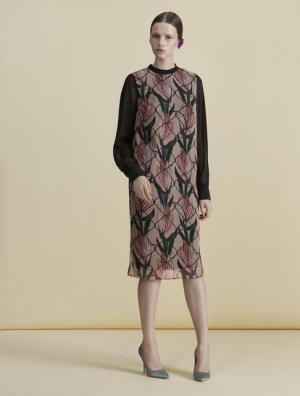 女性の強さと解放を象徴するディテールを随所に。アキラ ナカの17年リゾートコレクション