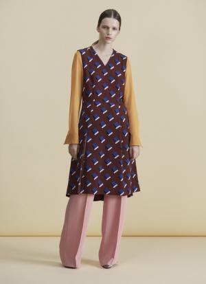 女性の強さと解放を象徴するディテールを随所に。アキラ ナカの17年リゾートコレクション