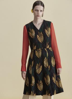 女性の強さと解放を象徴するディテールを随所に。アキラ ナカの17年リゾートコレクション