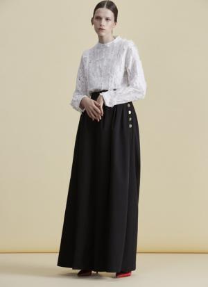 女性の強さと解放を象徴するディテールを随所に。アキラ ナカの17年リゾートコレクション