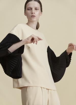 女性の強さと解放を象徴するディテールを随所に。アキラ ナカの17年リゾートコレクション