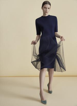 女性の強さと解放を象徴するディテールを随所に。アキラ ナカの17年リゾートコレクション