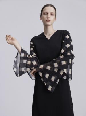 女性の強さと解放を象徴するディテールを随所に。アキラ ナカの17年リゾートコレクション