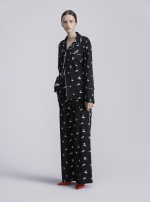 女性の強さと解放を象徴するディテールを随所に。アキラ ナカの17年リゾートコレクション